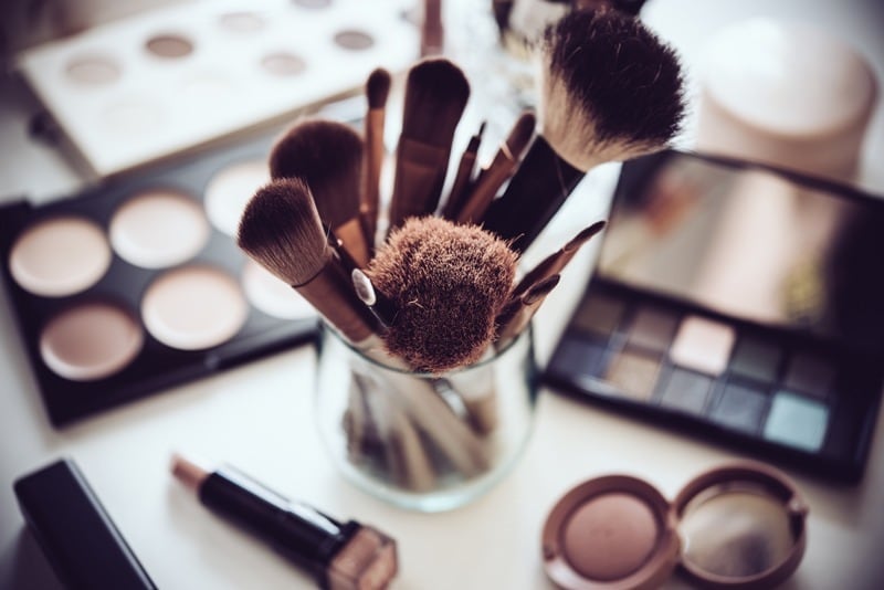 Beauty school: makeup brush cleaners